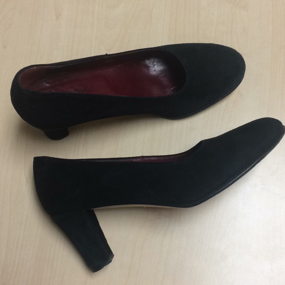 Taryn Rose Black Suede Pumps Made in Italy